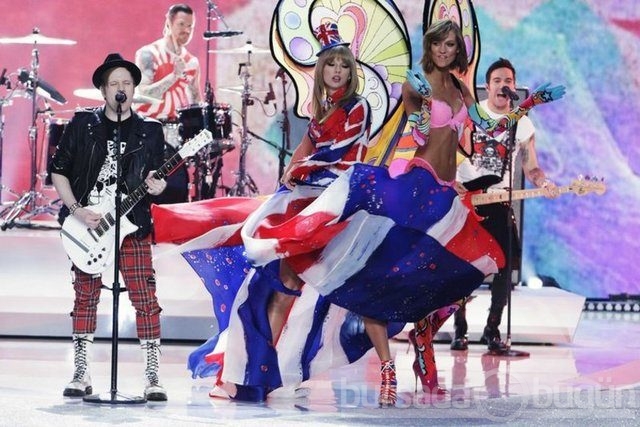 Karlie Kloss çekimlerde nefes kesti
