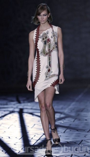 Karlie Kloss çekimlerde nefes kesti