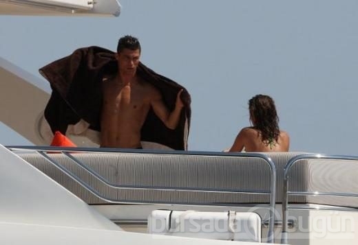 Irina Shayk sevgilisinin mumyasını öptü
