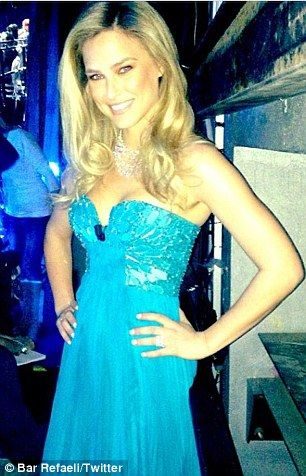 Bar Refaeli göz kamaştırıyor
