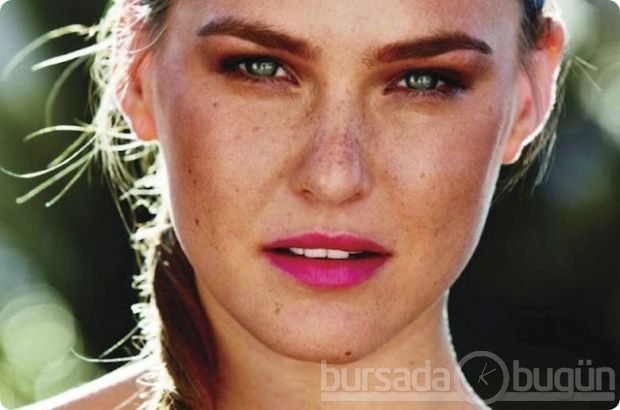 Bar Refaeli göz kamaştırıyor
