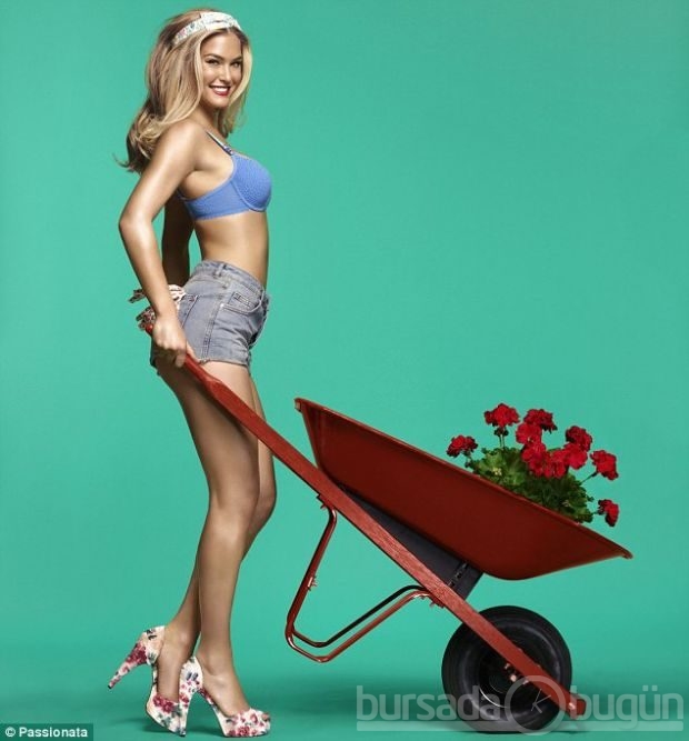 Bar Refaeli göz kamaştırıyor
