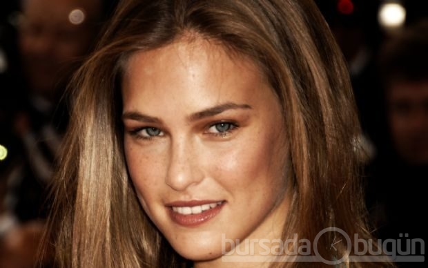 Bar Refaeli göz kamaştırıyor
