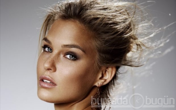 Bar Refaeli göz kamaştırıyor
