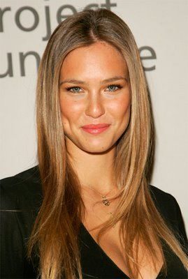 Bar Refaeli göz kamaştırıyor
