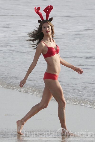 Alessandra Ambrosio'dan Noel pozları...