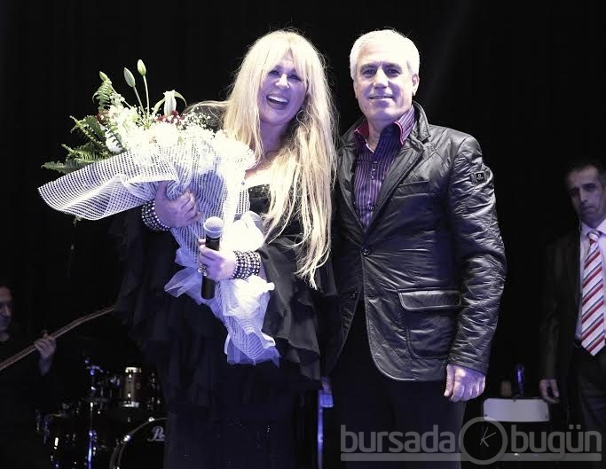 Bursa'da sahne alan Zerrin Özer sahnede böyle çıldırdı!