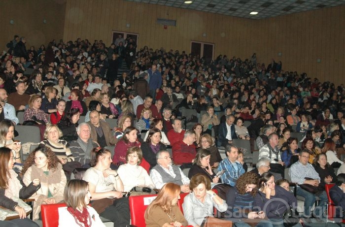 Bursa'da sahne alan Zerrin Özer sahnede böyle çıldırdı!