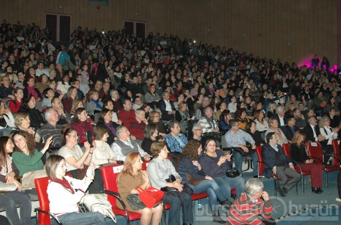 Bursa'da sahne alan Zerrin Özer sahnede böyle çıldırdı!