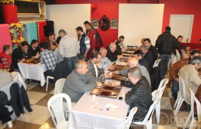 Bursa tavlada dünya rekoru kırdı, otomobili verdi