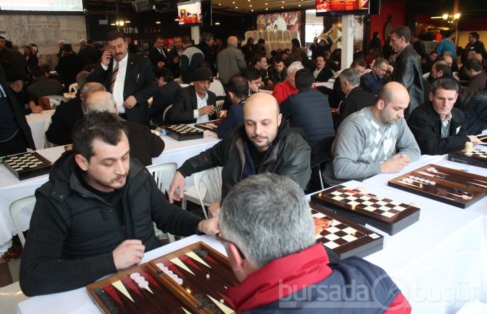 Bursa tavlada dünya rekoru kırdı, otomobili verdi