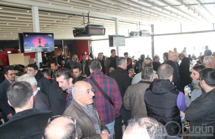 Bursa tavlada dünya rekoru kırdı, otomobili verdi