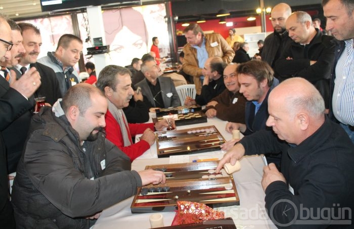 Bursa tavlada dünya rekoru kırdı, otomobili verdi