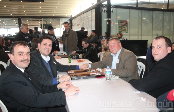Bursa tavlada dünya rekoru kırdı, otomobili verdi