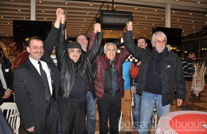 Bursa tavlada dünya rekoru kırdı, otomobili verdi