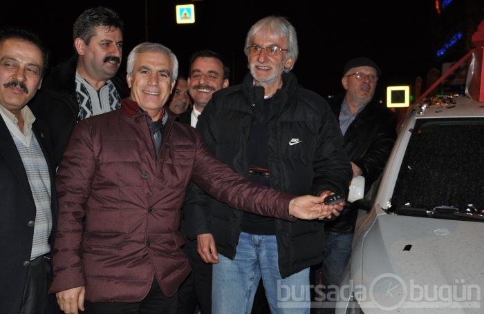 Bursa tavlada dünya rekoru kırdı, otomobili verdi