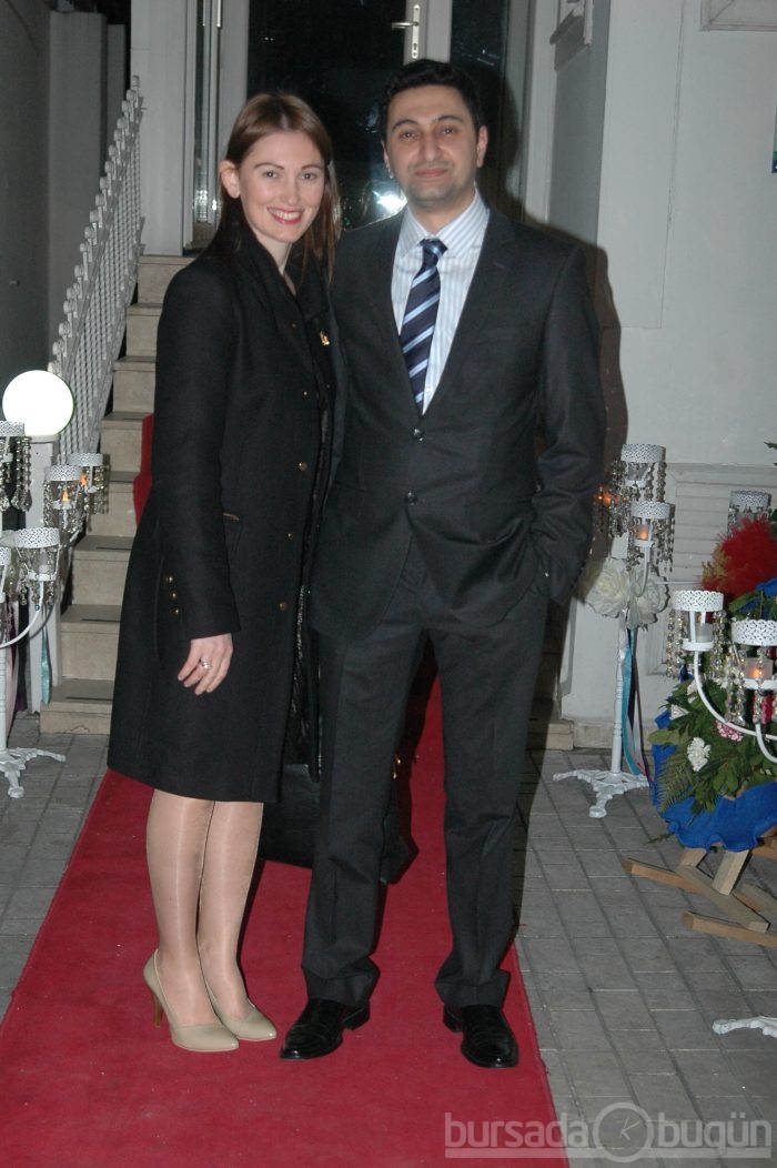 Gizem Erdoğan ve Can Akçalı nişanlandı...
