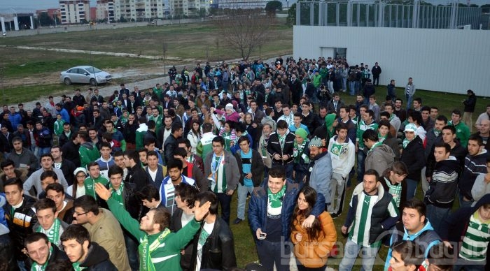 Taraftarlar Daum'u ve futbolcuları bağrına bastı!