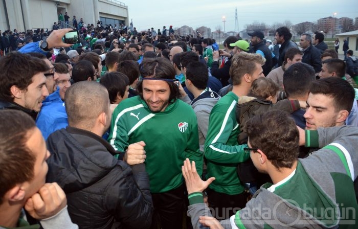 Taraftarlar Daum'u ve futbolcuları bağrına bastı!