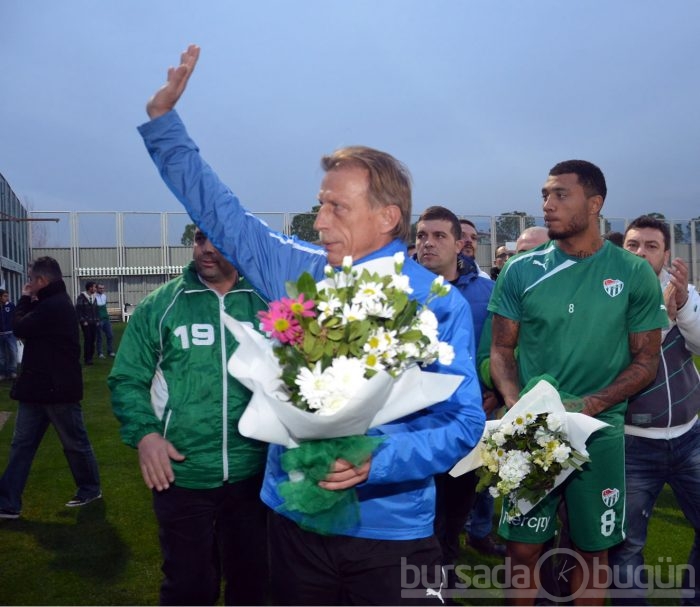 Taraftarlar Daum'u ve futbolcuları bağrına bastı!