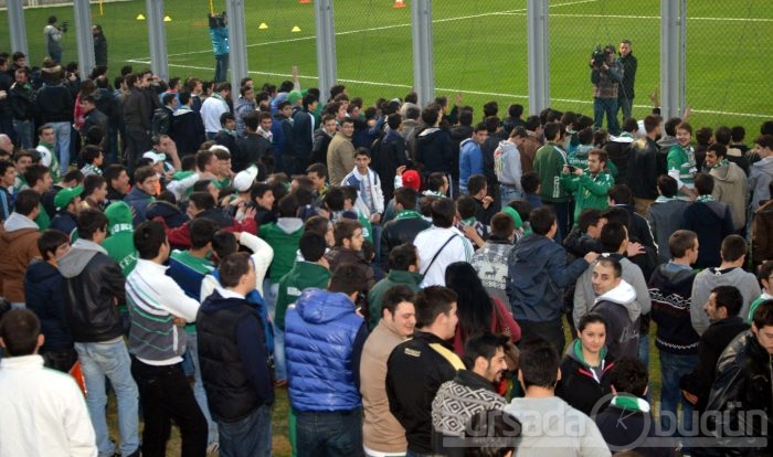 Taraftarlar Daum'u ve futbolcuları bağrına bastı!