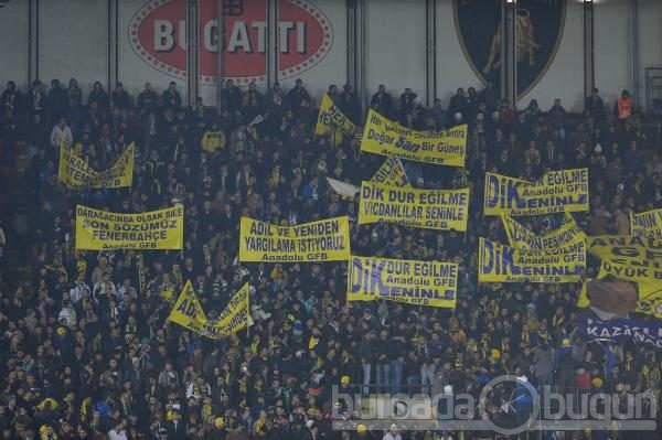 Fenerbahçe tribünlerinde dikkat çeken pankartlar
