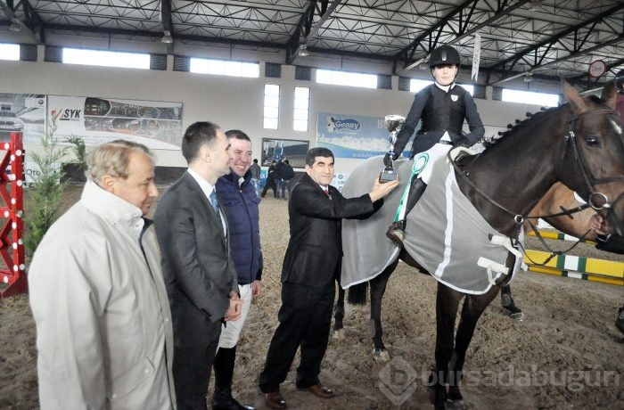 Bursa'da binicilik engel atlama yarışları nefes kesti!