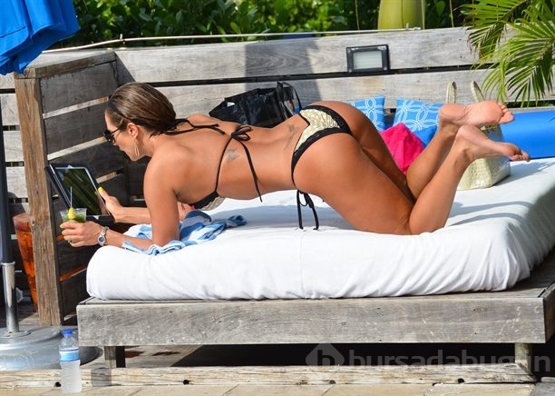 Jennifer Nicole Lee'nin havuz keyfi!
