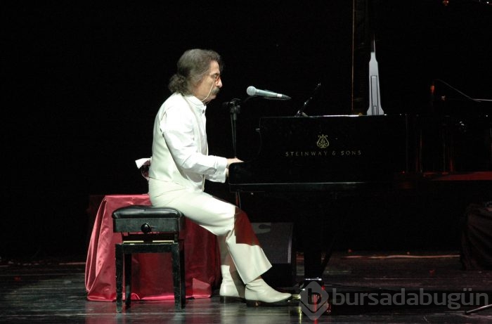  'Bizim Şarkılarımız' Timur Selçuk ve Nükhet Duru'dan geldi...