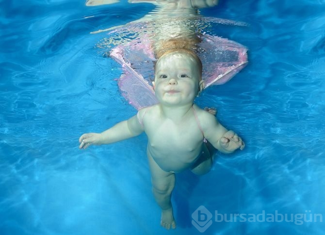 Inanilmaz Bebek Havuzda Tek Basina Yuzen Inanilmaz Bebek Youtube