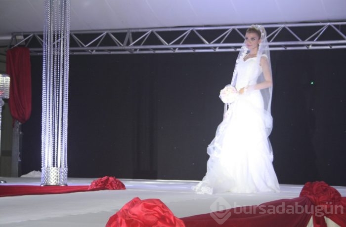 Bursa'da büyüleyen defilede sürpriz konser