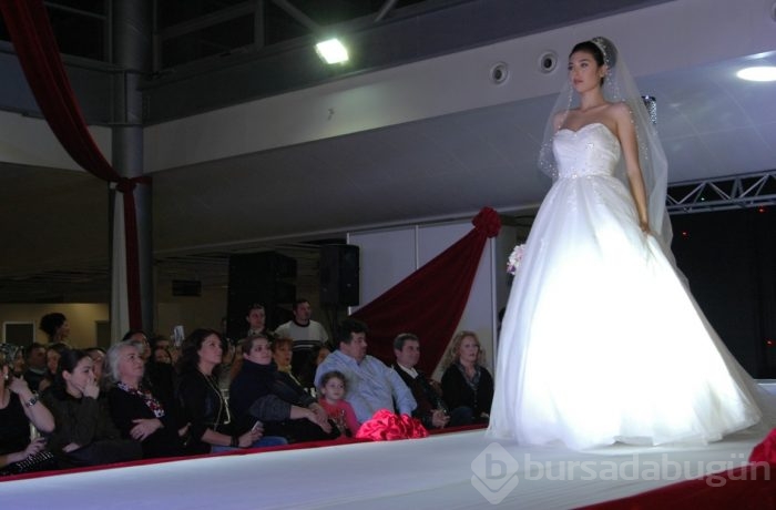 Bursa'da büyüleyen defilede sürpriz konser