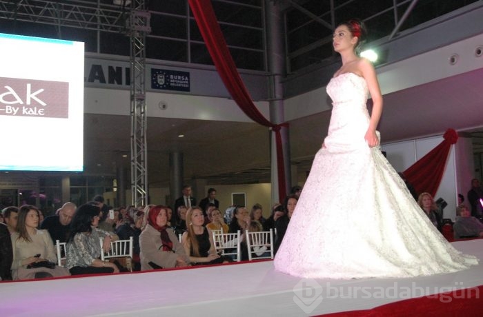 Bursa'da büyüleyen defilede sürpriz konser