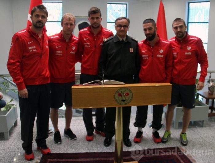 Milli takımdan gazilere moral ziyareti