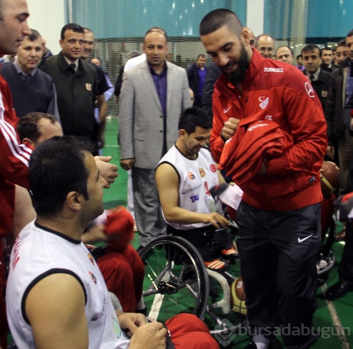 Milli takımdan gazilere moral ziyareti