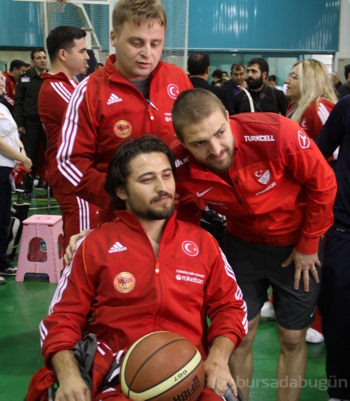 Milli takımdan gazilere moral ziyareti