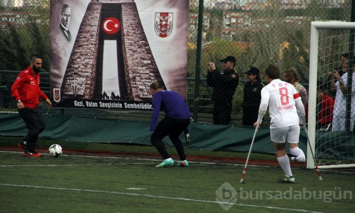 Milli takımdan gazilere moral ziyareti