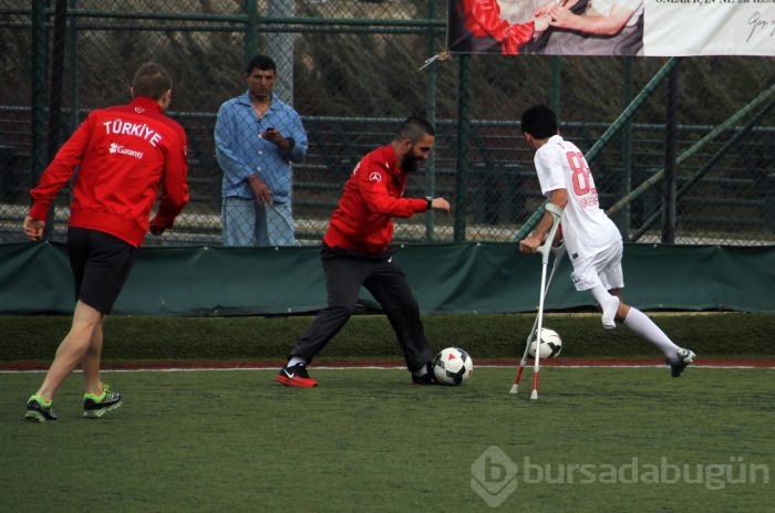 Milli takımdan gazilere moral ziyareti