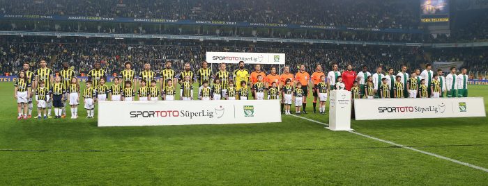 Timsah deplasmanda gülmeyi unuttu!
