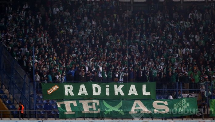Timsah deplasmanda gülmeyi unuttu!
