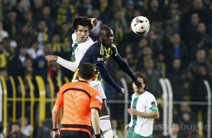 Timsah deplasmanda gülmeyi unuttu!