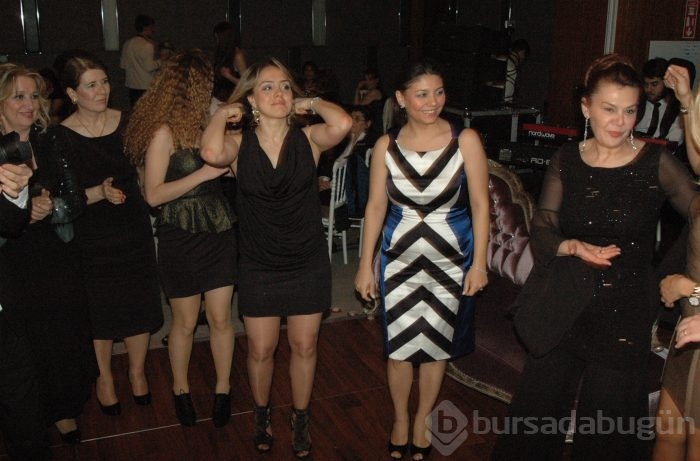 Bursa'da Hüsnü çaldı, Asena oynadı
