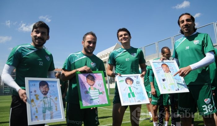 Bursasporlu futbolculara "karikatür" sürprizi!