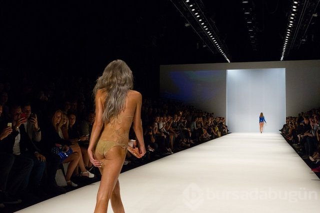 25 yaşındaki model podyuma kumdan bikini ile çıktı...