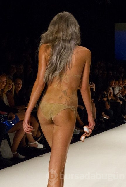 25 yaşındaki model podyuma kumdan bikini ile çıktı...
