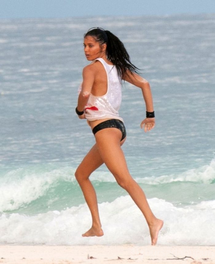 Adriana Lima seksi pozlarıyla yürek hoplattı