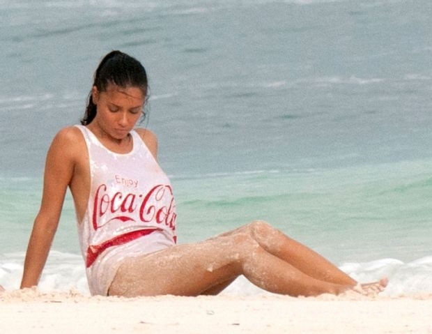 Adriana Lima seksi pozlarıyla yürek hoplattı