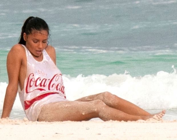 Adriana Lima seksi pozlarıyla yürek hoplattı