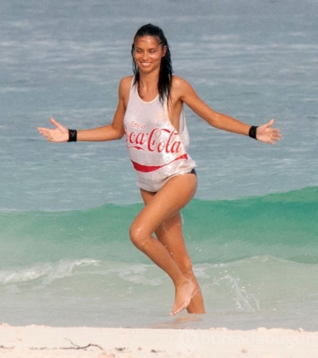 Adriana Lima seksi pozlarıyla yürek hoplattı