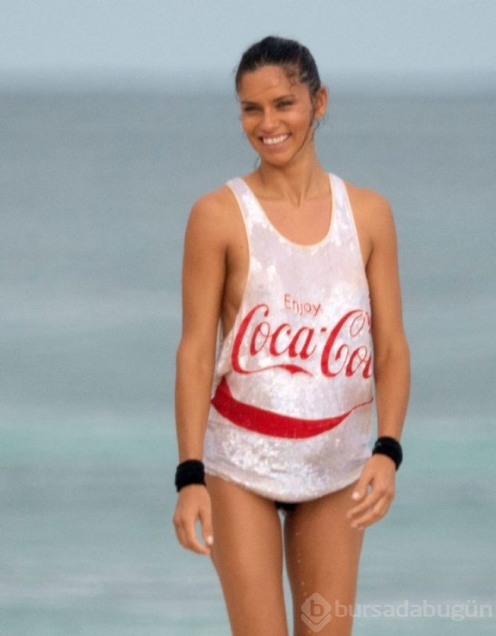 Adriana Lima seksi pozlarıyla yürek hoplattı